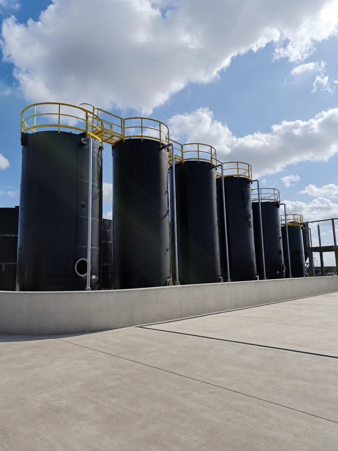 Tanques de armazenamento em uma das bases Petro Oil